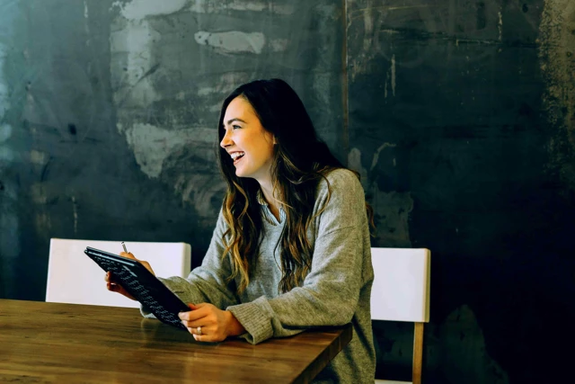 Zenus Bank Women Laughing With Tablet (1)
